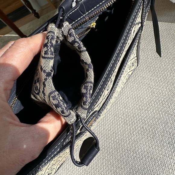 Tory Burch T Monogram Jacquard Travel Pouch
Navy and cream, leather trimmed - Picture 6 of 7